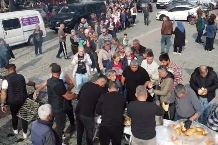 Bursalılar lezzet ş&ouml;lenine akın etti! 400 kilo dağıtıldı...