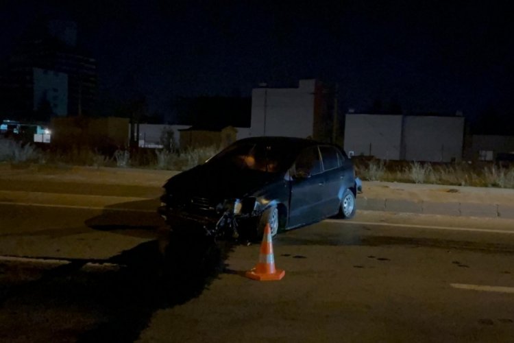 Metrelerce s&uuml;r&uuml;klenen ara&ccedil;ta kazayı sıyrık bile almadan atlattılar