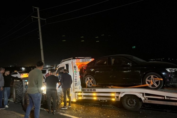 Manisa'da trakt&ouml;r ile &ccedil;ekici &ccedil;arpıştı: 4 yaralı