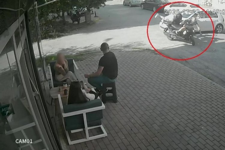 Kasksız yolcu kafasını kaldırıma &ccedil;arpmaktan kıl payı kurtuldu