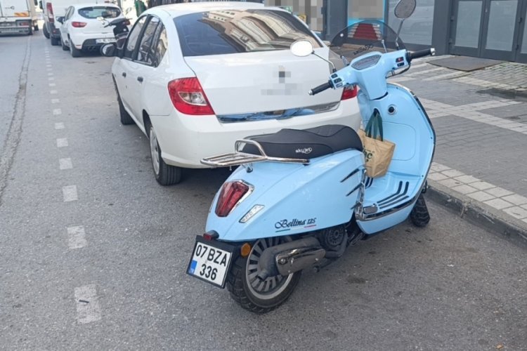 &Ouml;n&uuml;ndeki araca &ccedil;arpmamak i&ccedil;in fren yapan motosikletli yaralandı