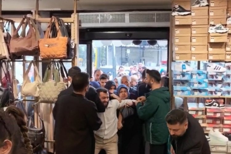Bursa'da mağaza a&ccedil;ılışında izdiham! Resmen birbirleriyle yarıştılar...