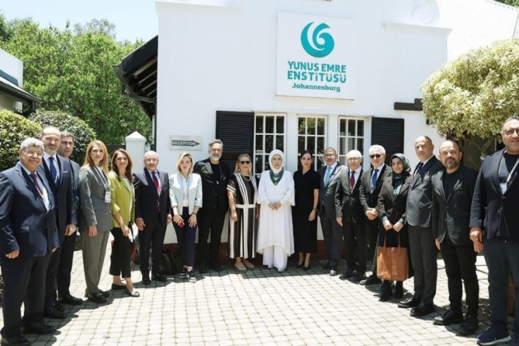 Emine Erdoğan'dan G&uuml;ney Afrika'da Yunus Emre Enstit&uuml;s&uuml;ne ziyaret