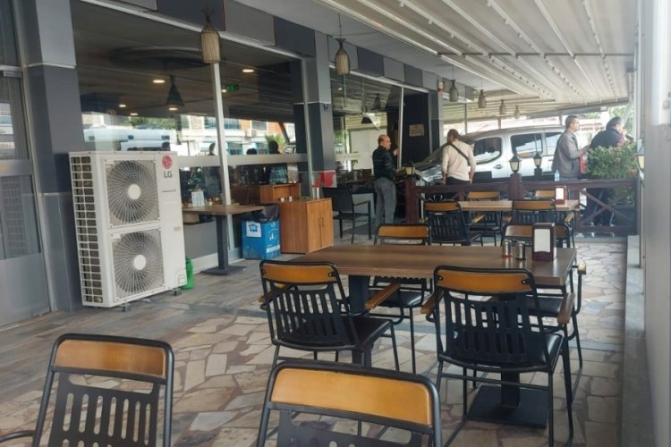 15 yaşındaki s&uuml;r&uuml;c&uuml; iş yerine daldı