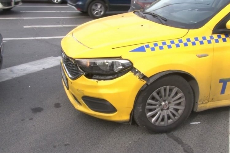 Motosiklet ile taksi &ccedil;arpıştı: Motosikletli yola savruldu