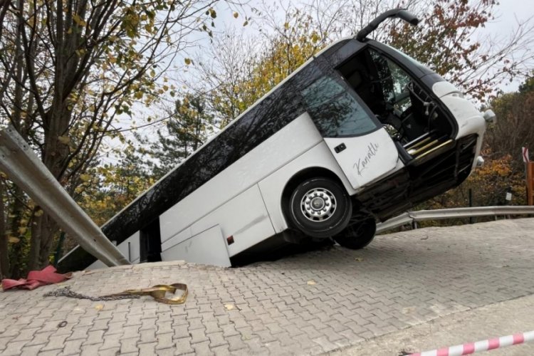 Tur otob&uuml;s&uuml; şarampole d&uuml;şt&uuml;