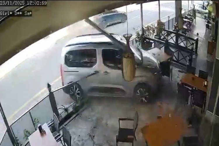 15 yaşındaki s&uuml;r&uuml;c&uuml; ortalığı birbirine kattı! Restorana daldığı anlar kamerada...