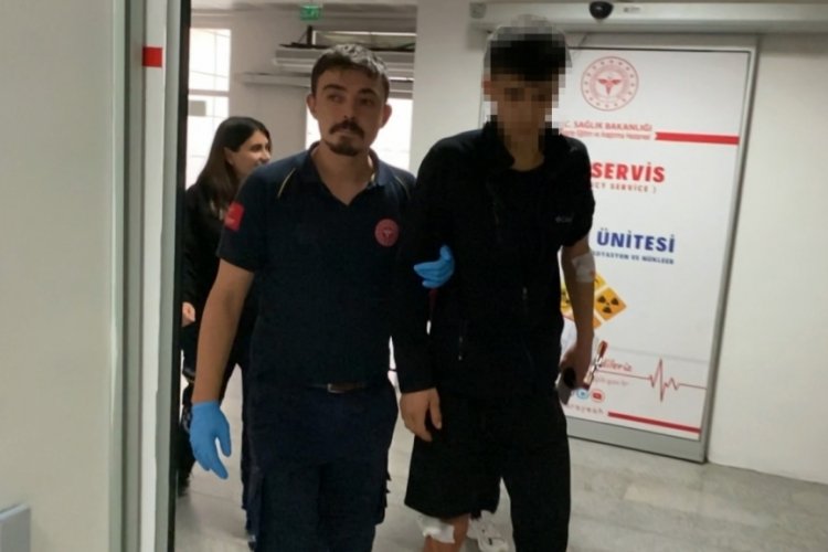 Gen&ccedil;ler arasında 'yan baktın' kavgası! 4 kişi birden bı&ccedil;akla saldırdı...