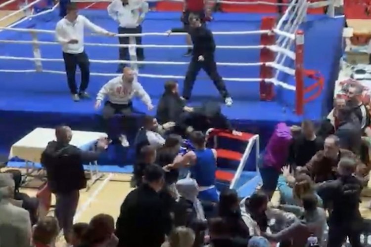 Boks turnuvasında kavga ring dışına taştı, yumruklar havada u&ccedil;uştu