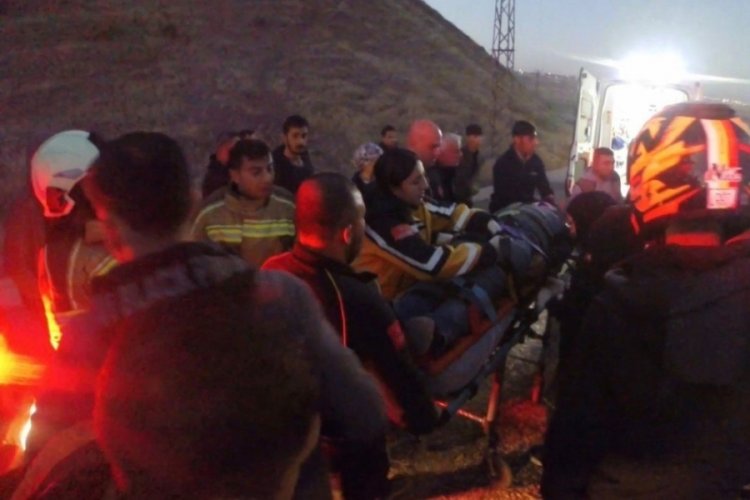 Otomobil şarampole yuvarlandı: Yaralı s&uuml;r&uuml;c&uuml;y&uuml; itfaiye kurtardı