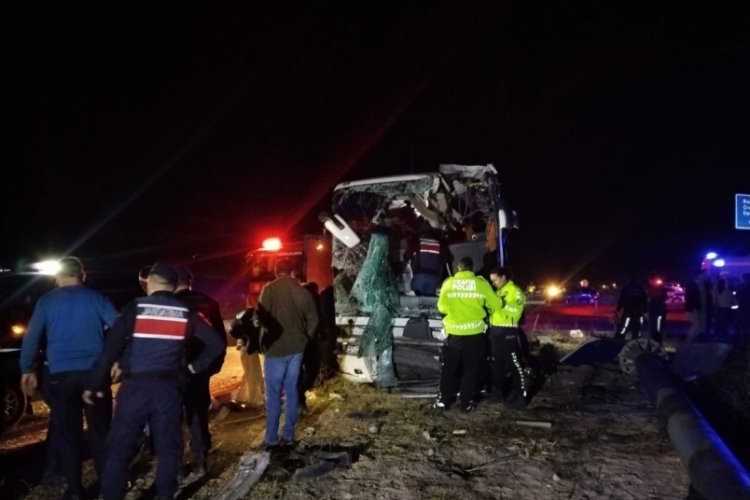Minib&uuml;s yolcu otob&uuml;s&uuml; ile &ccedil;arpıştı! &Ccedil;ok sayıda yaralı var...
