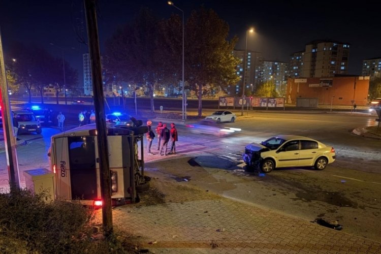 Otomobilin &ccedil;arptığı servis yan yattı: 2 yaralı