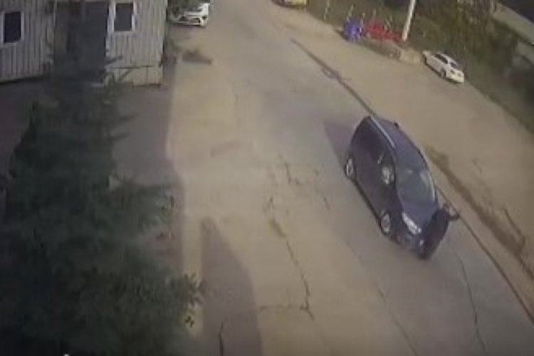 Yolun karşısına ge&ccedil;mek isteyen yaşlı adama aracın &ccedil;arpma anı kamerada