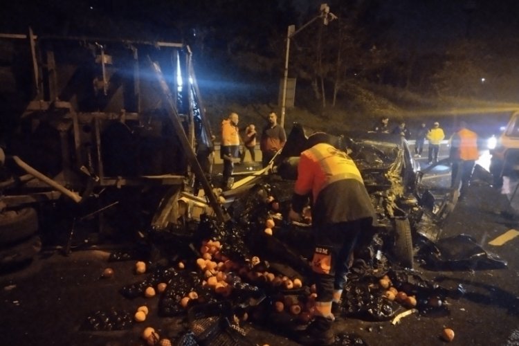 Otomobil, seyir halindeki kamyonete &ccedil;arptı : Yaralılar var