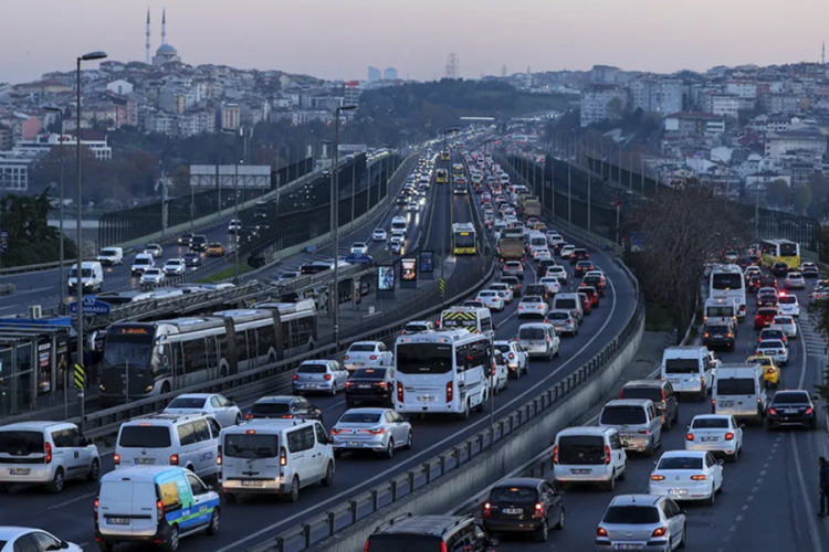 İstanbul kilit! Haftanın ilk g&uuml;n&uuml;nde trafik yoğunluğu y&uuml;zde 80'i ge&ccedil;ti
