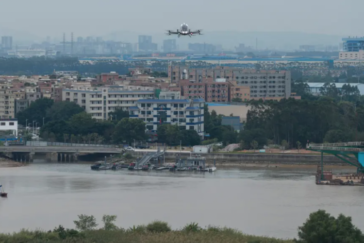 U&ccedil;an taksiler yola &ccedil;ıkıyor: Drone'la yemek teslimatına başladılar