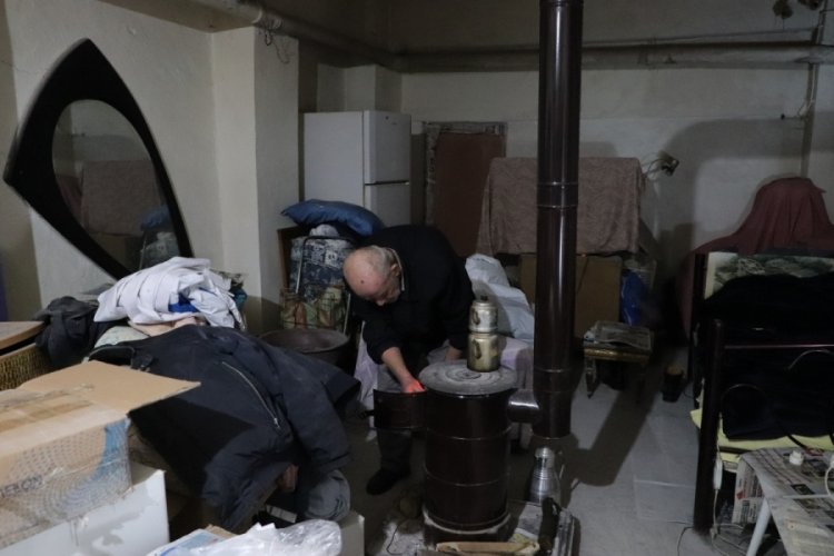Bodrum katında 15 yıldır hayata tutunmaya &ccedil;alışıyor