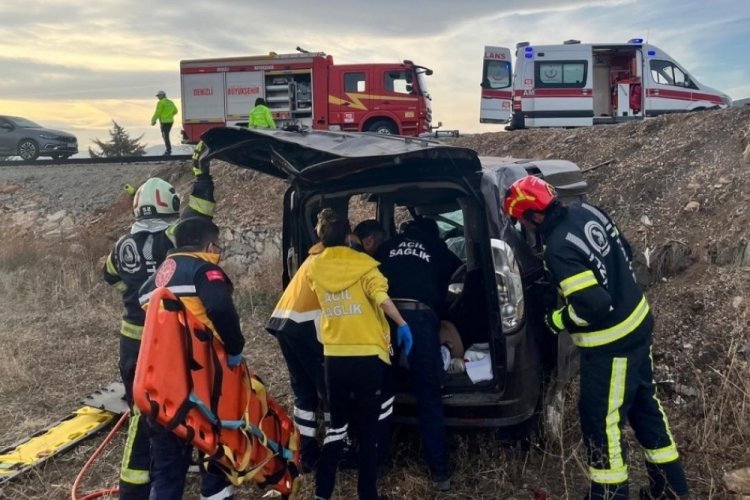 Yoldan &ccedil;ıkan otomobil tarlaya u&ccedil;tu; 2 yaralı