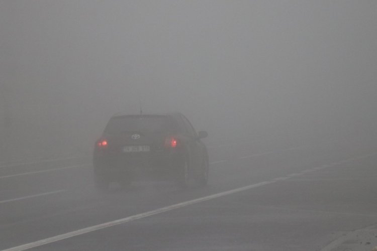Bolu Dağı'nda g&ouml;z g&ouml;z&uuml; g&ouml;rm&uuml;yor: G&ouml;r&uuml;ş mesafesi 25 metreye d&uuml;şt&uuml;