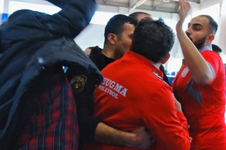 Kadın voleybol ma&ccedil;ında kavga kamerada
