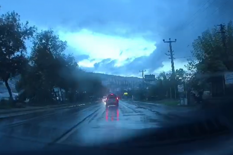 Bursa'da motosiklet ve otomobilin &ccedil;arpıştığı kaza b&ouml;yle kaydedildi!