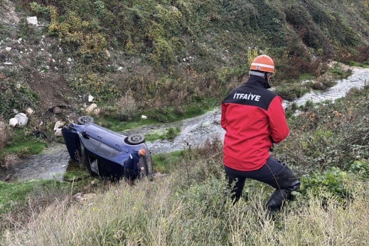 Kontrolden &ccedil;ıkan otomobil, dereye u&ccedil;tu: 2 yaralı