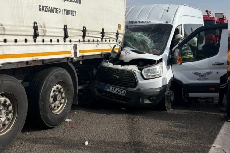 Minib&uuml;s tıra arkadan &ccedil;arptı: 5 yaralı