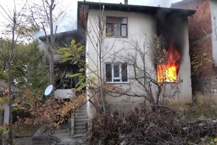 İki katlı evde yangın: Yaşlı kadın ağlayarak izledi