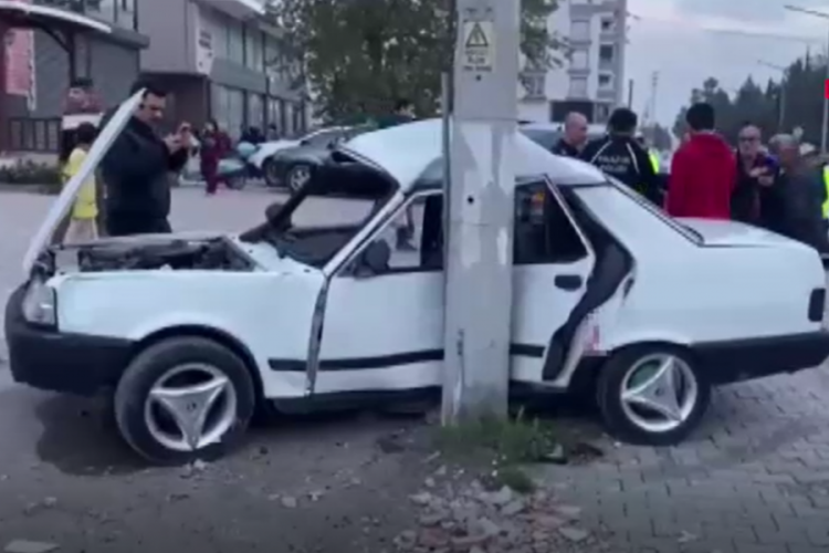 Otomobil elektrik direğine &ccedil;arptı; Yaralılar var...