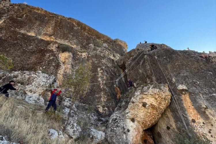 Kayalıklarda mahsur kalan 25 ke&ccedil;i kurtarıldı