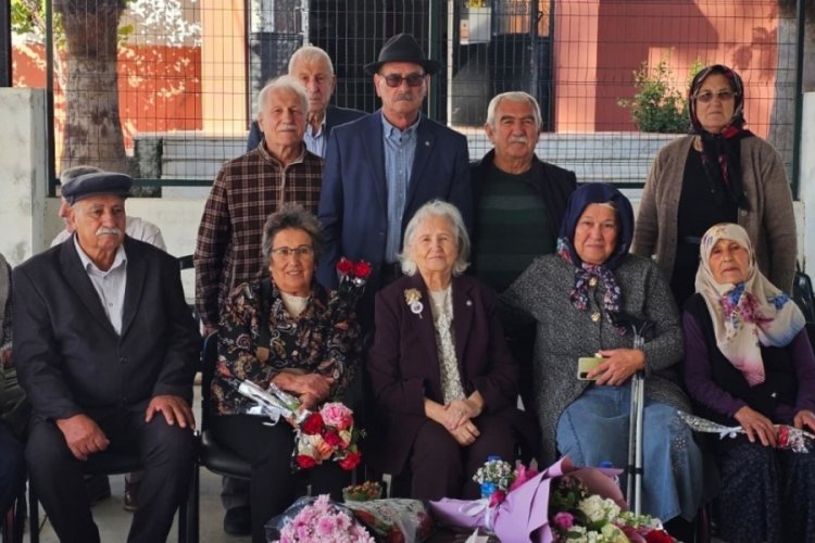 62 yıl sonra ilk &ouml;ğretmenleri ile buluşup g&uuml;n&uuml;n&uuml; kutladılar