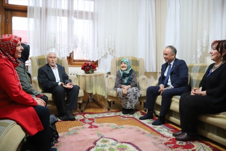 102 yaşındaki emekli &ouml;ğretmen ve yurt m&uuml;d&uuml;r&uuml;ne vefa ziyareti