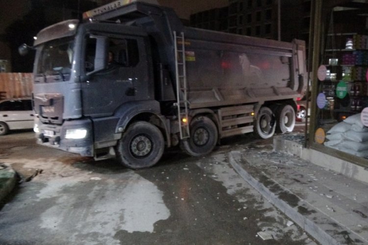 Hafriyat kamyonunun patlayan lastiği iş yerinin camlarını kırdı