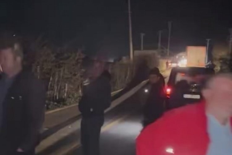 Kontrolden &ccedil;ıkan kamyon elektrik direğine &ccedil;arparak devrildi, mahalle karanlığa b&uuml;r&uuml;nd&uuml;