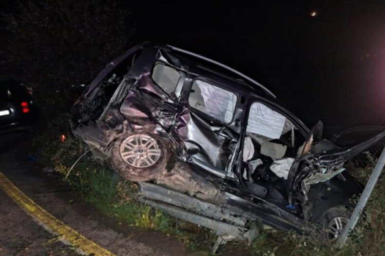 Sakarya'da &ouml;l&uuml;ml&uuml; kaza! &Ccedil;arpışan ara&ccedil;lar hurdaya d&ouml;nd&uuml;