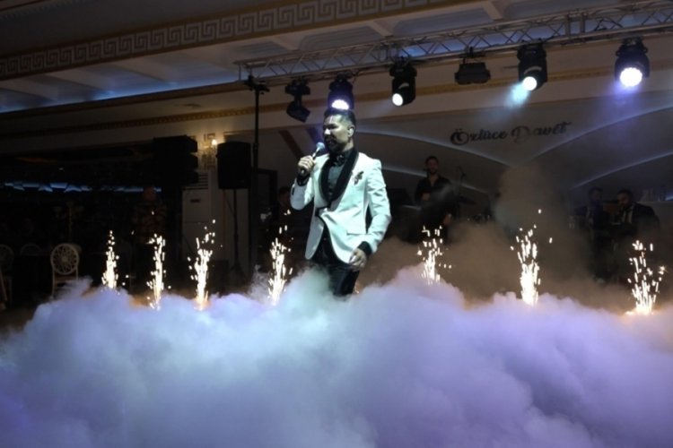 Bursa'da Mehmet &Ccedil;evik'ten &Ouml;ğretmenler G&uuml;n&uuml;'nde 600 &ouml;ğretmene unutulmaz konser