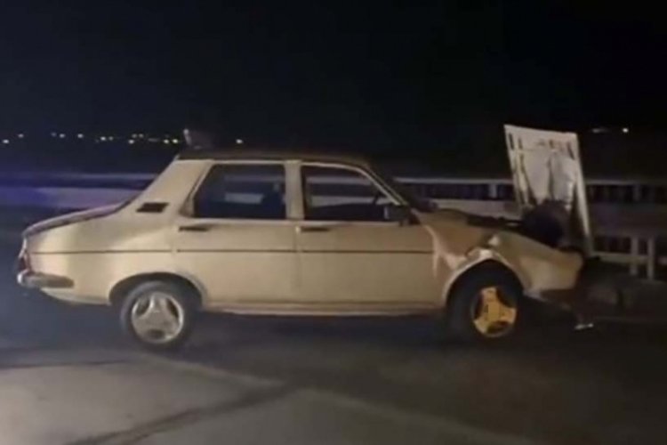 Otomobil bariyere &ccedil;arptı, s&uuml;r&uuml;c&uuml; hayatını kaybetti