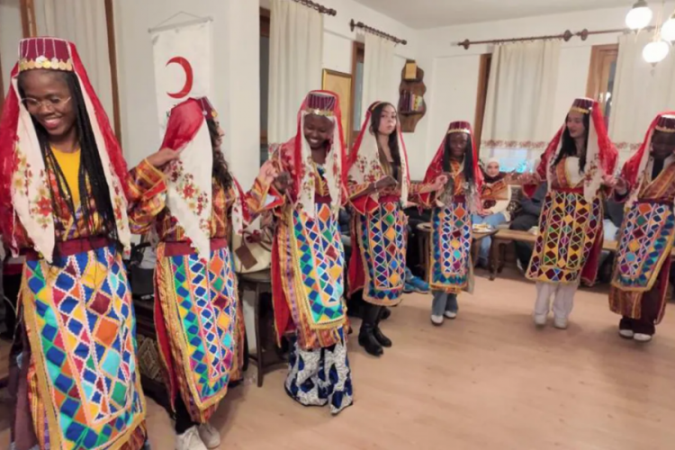 &Uuml;niversite okumak i&ccedil;in Yozgat'a gelen Afrikalılar halay &ccedil;ekip, t&uuml;rk&uuml; s&ouml;yledi