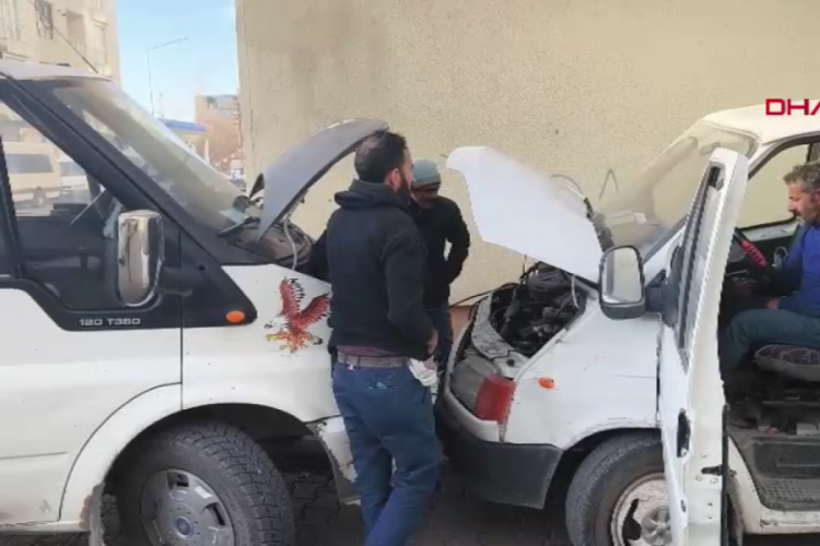 Kars'ta ara&ccedil;ların motorları dondu