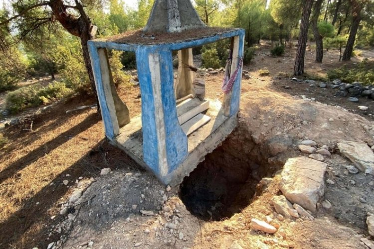 Define avcıları, 300 yıllık mezarı kazarak tahrip etti