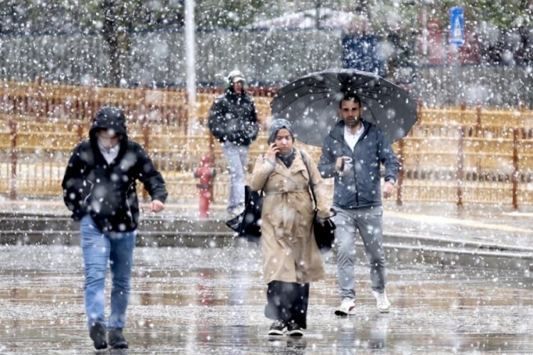 Hafta sonu sıcaklık d&uuml;ş&uuml;yor, kar geliyor
