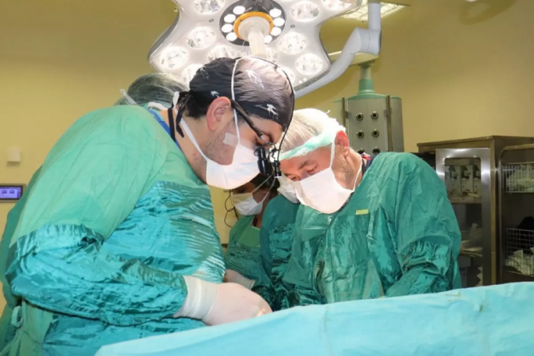 Karın ağrısıyla hastaneye gitti! Karnından iki karpuz a...