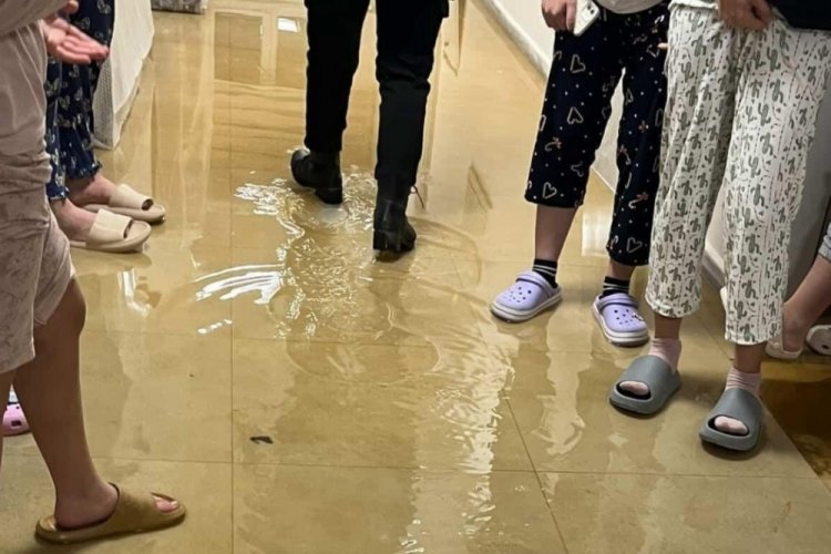 Kız yurdunda patlayan su borusu nedeniyle bazı odaları su bastı