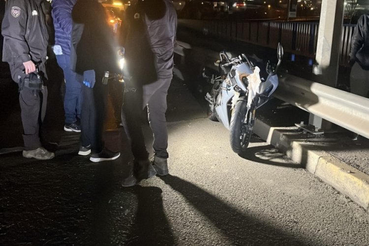 Yolun karşısına ge&ccedil;en tır s&uuml;r&uuml;c&uuml;s&uuml;ne motosiklet &ccedil;arptı! &Ouml;l&uuml; ve yaralı var...