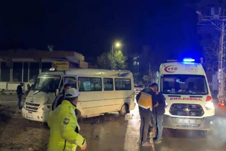 Yolcu minib&uuml;s&uuml; ile cip &ccedil;arpıştı: 3 yaralı