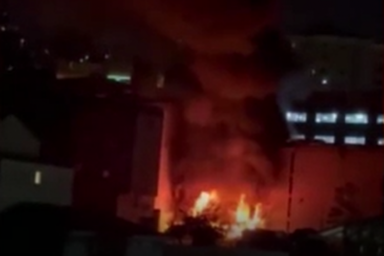 Gece saatlerinde korkutan fabrika yangını! &Ccedil;ok sayıda itfaiye ekibi sevk edildi...