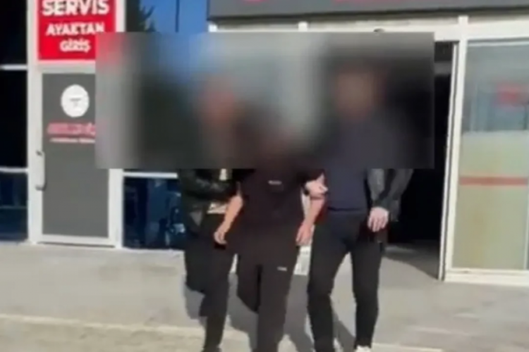 Canlı yayında T&uuml;rk bayrağı ve Kuran-ı Kerim yakmaya &ccedil;alıştı!