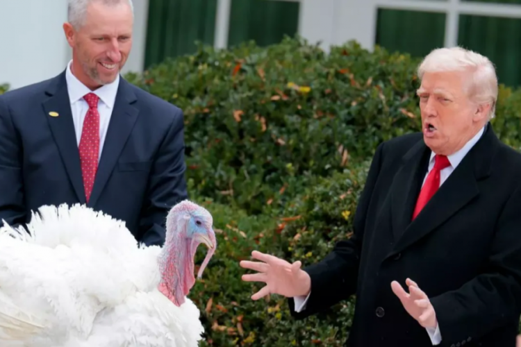 Trump'tan akılalmaz şaka! "İşkence kampına g&ouml;nderelim"