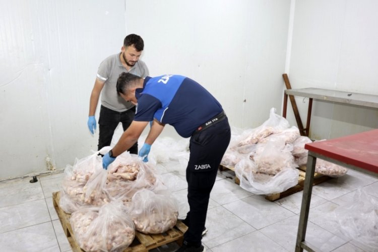 Son kullanma tarihi ge&ccedil;miş 25 ton tavuk &uuml;r&uuml;n&uuml; imha edildi