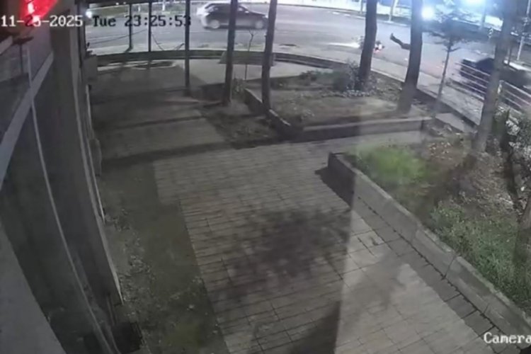 Otomobille motosikletin &ccedil;arpıştığı kaza kamerada